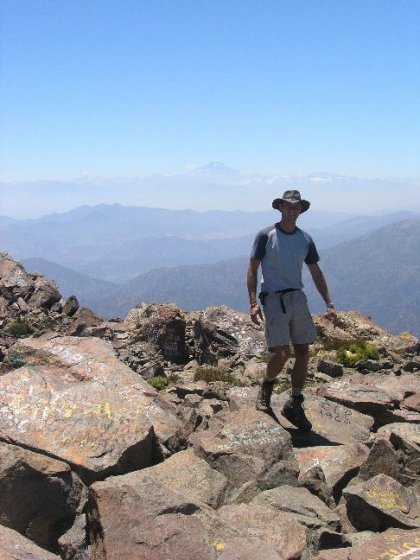 Axel paa toppen af 'La Campana' - i baggrunden ses Andesbjergene og Aconcague (6959 m).