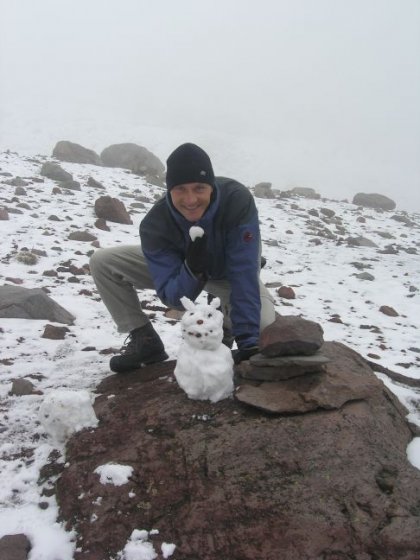 Axel med vinterens foerste snebold - Chimborazo 5000+ m.o.h. 