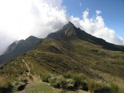 Den smukke og uopnaaede top paa Rucu Pichinchu (4700 m).