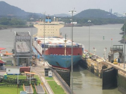 Maersk-skib passerer igennem foerste sluse paa Panama-kanalen.