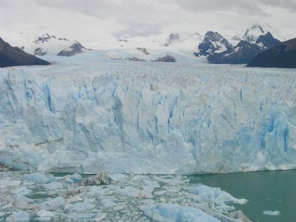 Perito Moreno-gletsjeren, der blokerer soen og straekker sig 14 km til bjergene i baggrunden.